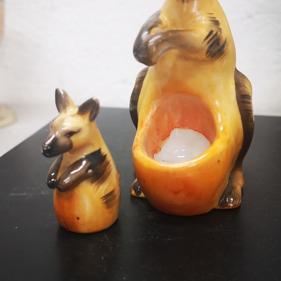 Kangaroo salt and pepper vintage EUC. - Picture 3 of 5